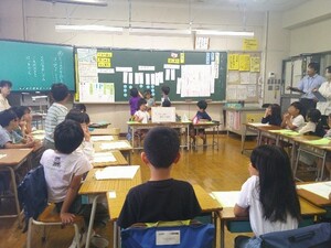 写真：学級活動の様子