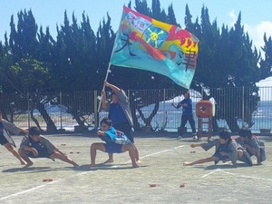 写真：児童全員による表現の様子