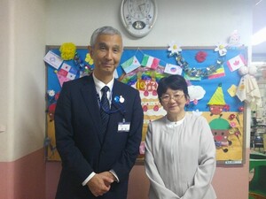 写真：井上園長先生と
