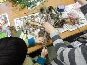 造形遊びをしている親子の写真