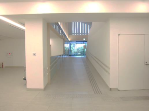 美術館の通路の写真