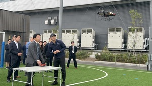 ドローンの操縦体験する検討会メンバー
