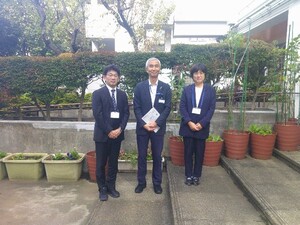 写真：校長、副校長と