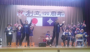 写真：祝賀会でのバンド演奏の様子