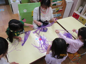 ごっこあそびの準備中