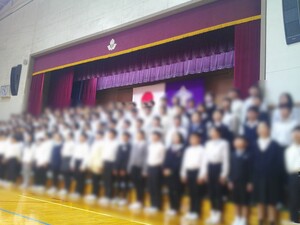 写真：記念式典での6年生の様子