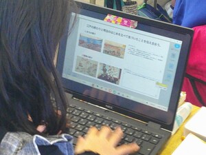 写真：AIが搭載された最新のアプリを使って学ぶ児童の様子