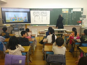 写真：2年生の道徳の授業の様子
