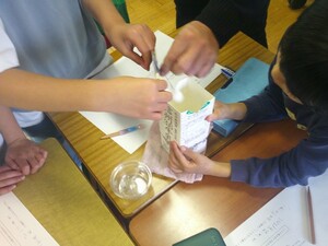 写真：まゆから糸をとる様子