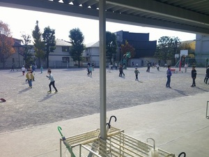 写真：中休みの校庭の様子