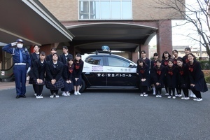 放送部のみなさんと青色防犯パトロールカーとの集合写真