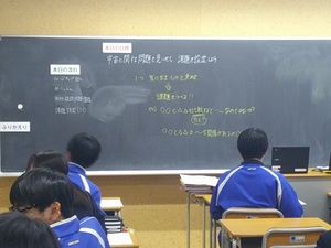 写真：9年生の理科の授業の様子