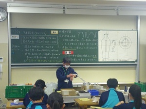 写真：7年生の美術の授業の様子