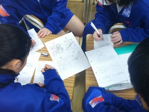 写真：対話しながら課題を解決する授業の様子