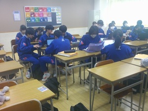 写真：自己選択型（Sタイプ）の授業で課題に取り組む生徒の様子