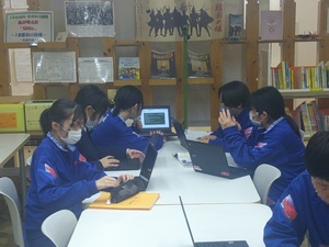 写真：教室の隣のオープンスペースで課題に取り組む生徒の様子