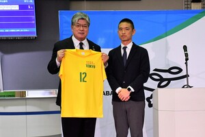 写真：Tシャツの贈呈