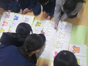 写真：展示した作品を個人別に分けている生徒の様子