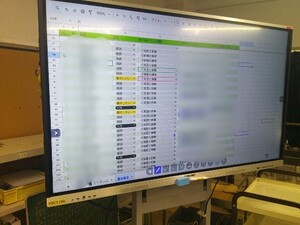 写真：課題の進行状況を映している電子黒板