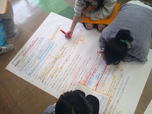 写真：国語の教材を読み解く授業での様子