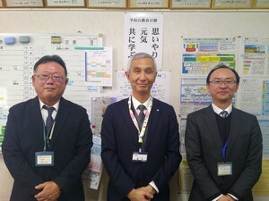 写真：中川校長（左）、海沼副校長（右）と