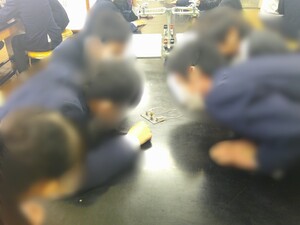 写真：8年生の理科の授業の様子