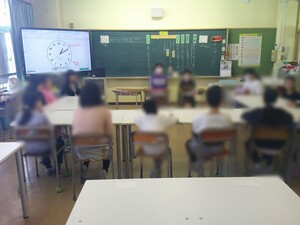 写真：縦割り班での話し合い活動の様子