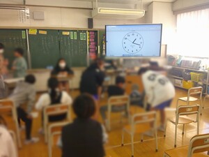 写真：高学年の児童がアドバイスしている様子