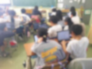 写真：タブレット端末に入力している様子
