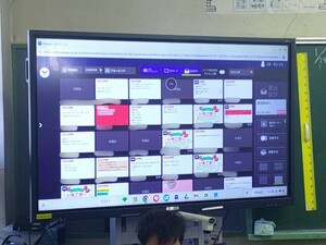 写真：児童のタブレット端末と電子黒板が連動