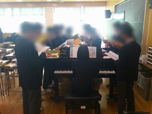 写真：9年生の音楽の授業の様子