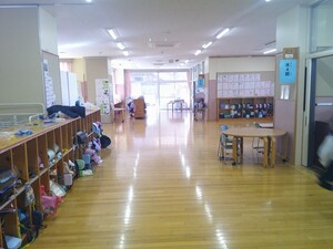 写真：オープンスペースが一体化した廊下