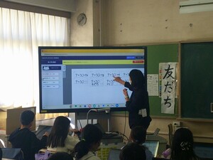 写真：児童が入力した解き方を電子黒板に映写
