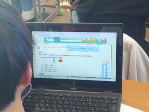 写真：一人一台端末でドリルに取り組む児童の様子