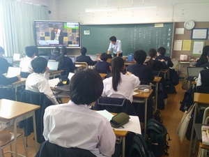 写真：国語の授業でビブリオバトルの動画を視聴