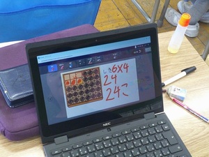 写真：一人一台端末に解き方を入力する