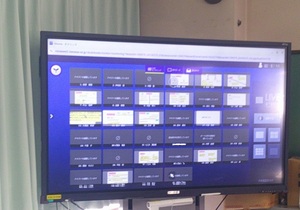 写真：電子黒板に進捗状況が映写された授業（3年生）の様子