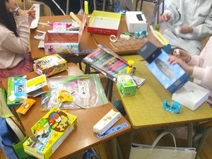 写真：図画工作の授業（1年生）の様子