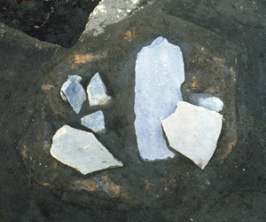 松月院境内遺跡第1地点出土中世遺物1号板碑遺構