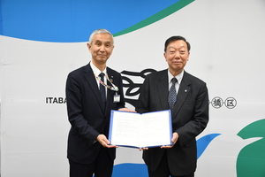 協定締結時の写真1