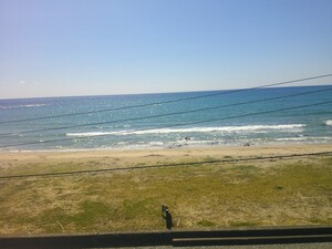 写真：学校の目の前に広がる海