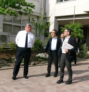 写真：坂本区長（左）、平岩代表理事（中央）、押塚マネージャー（右）