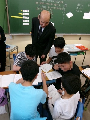 写真：5人で一緒に考える児童