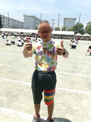 写真：5色をまとった武田校長