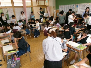 写真：「1人で考える」か「グループで考える」かが選べる授業の様子