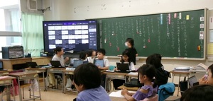 写真：一人一台端末と電子黒板を連動させて話合いに活用している学級の様子