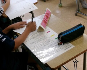 写真：司会の児童の台本