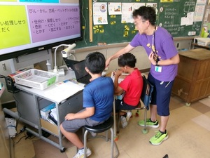 写真：先生による助言指導の様子