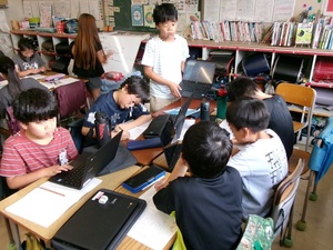 写真：グループで学習する児童の様子