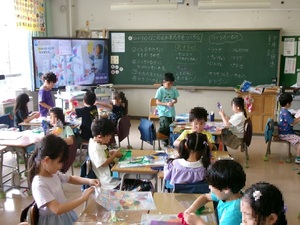 写真：図工の授業の様子